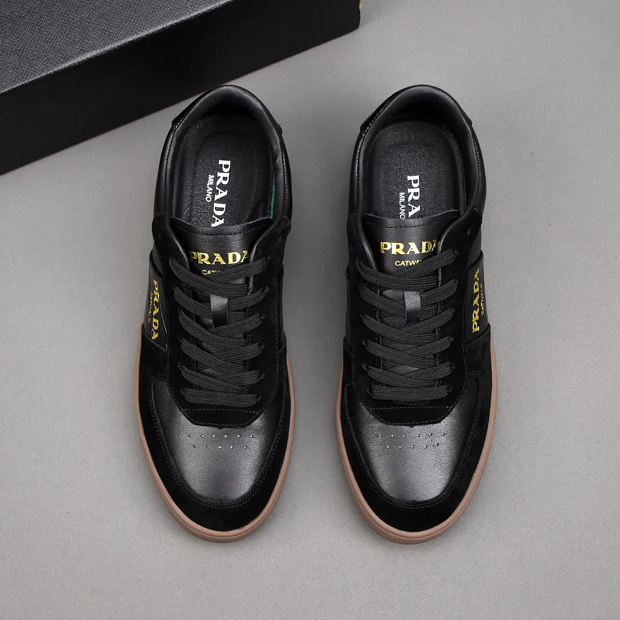 PP420❣️❣️❣️Prada set off the audience! Prada, an international brand that is constantly innovating, this men's casual shoe, the original version, made of cowhide leather at a ratio of one to one at the store, with leather feet and rubber non-slip outsole, breathable and comfortable, quality speaks for itself👄38-44